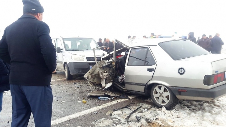 Otomobiller Kafa Kafaya Çarpıştı: 2 Yaralı