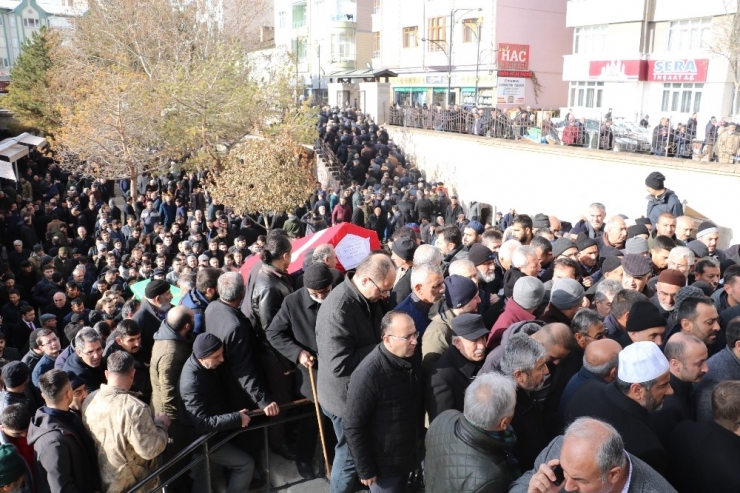 13. Katlı Binanın Terasından Düşerek Ölen Genç Hakim Toprağa Verildi
