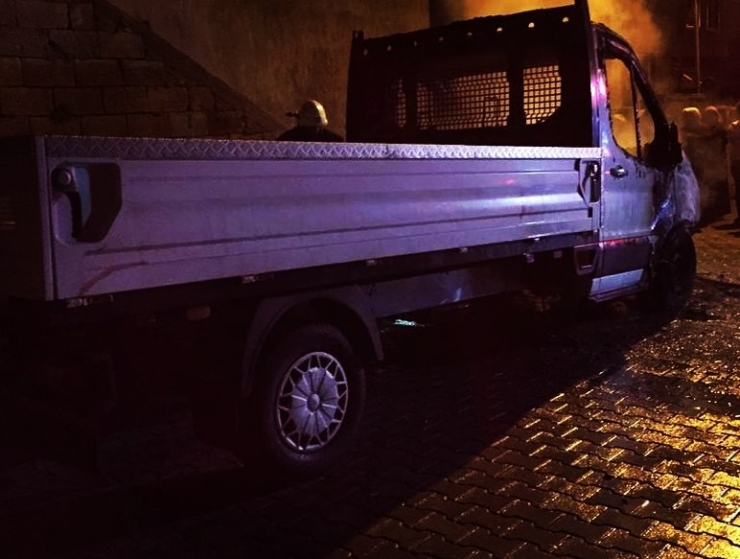 Park Halindeki Kamyonet Yandı