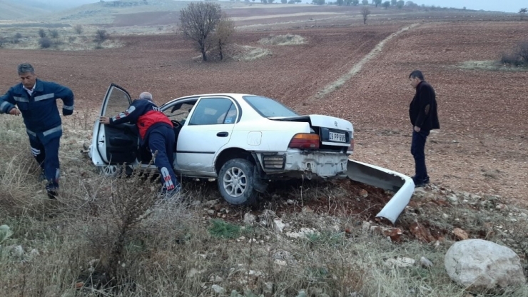 Otomobil Şarampole Uçtu: 2 Yaralı