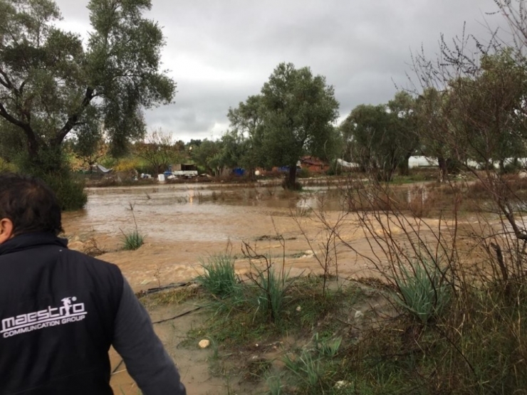 Dere Taşması Sonucu Su Basan Evde Mahsur Kalan Aile Kurtarıldı