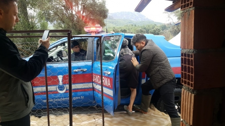 Dere Taşması Sonucu Su Basan Evde Mahsur Kalan Aile Kurtarıldı