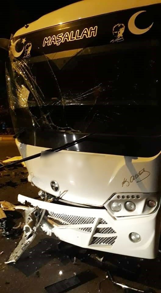 Otel Personelini Taşıyan Servis Aracı Otomobille Çarpıştı: 1 Yaralı