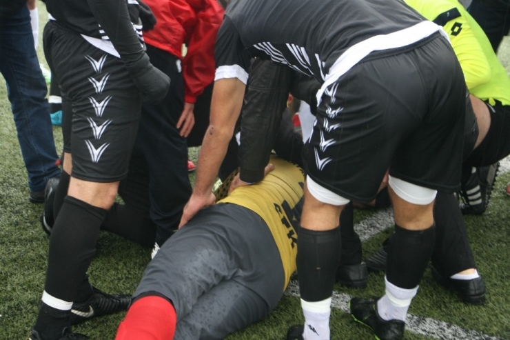 Dili Ters Dönen Kaleciye Hakem Müdahale Etti