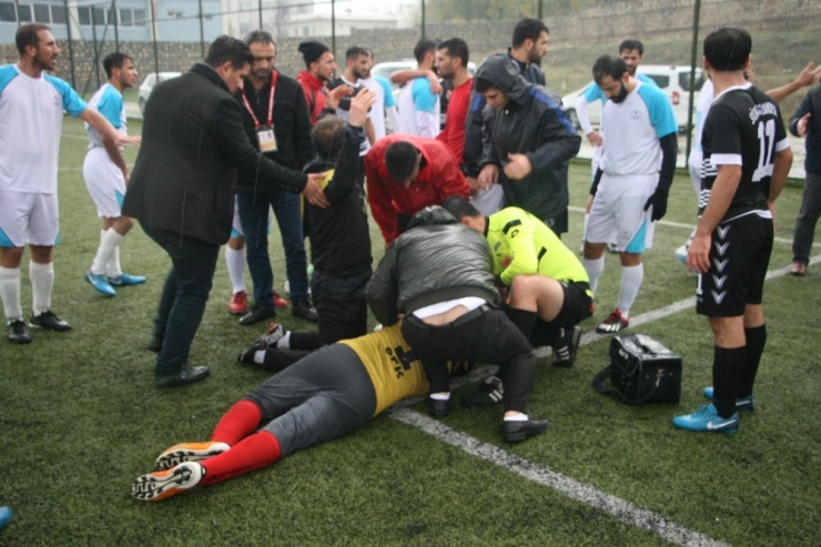 Dili Ters Dönen Kaleciye Hakem Müdahale Etti