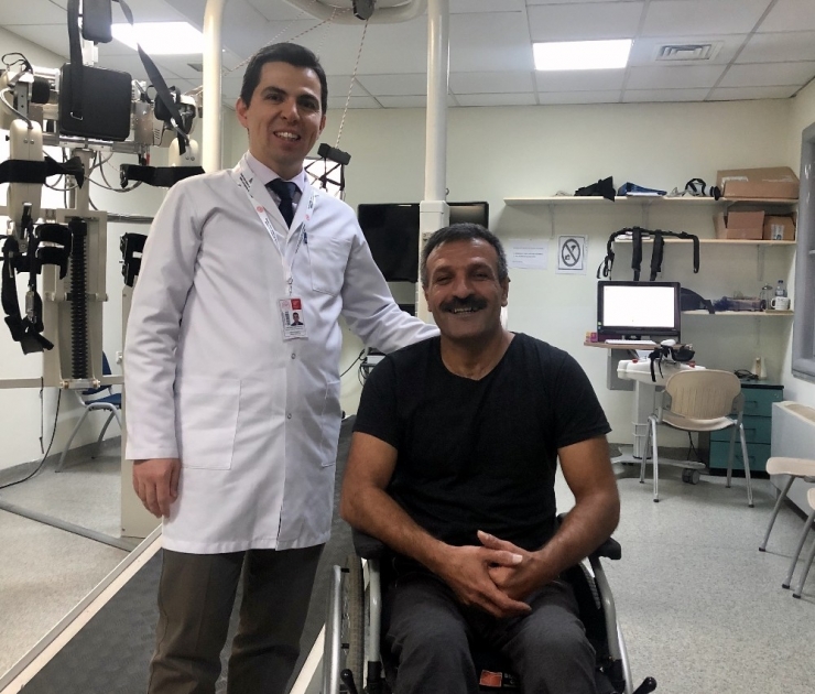 Omurilik Felci Geçiren Terör Mağduru Adam Robotik Cihaz İle Ayağa Kalktı