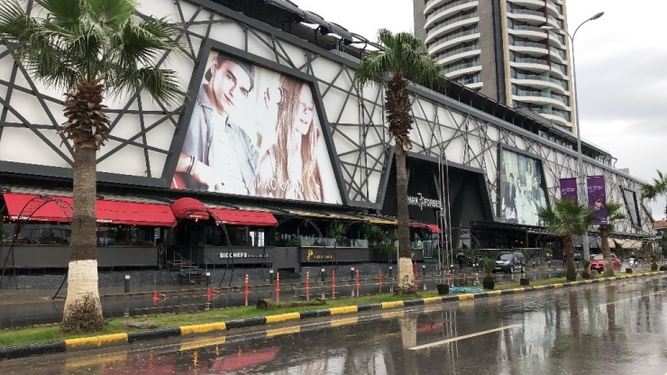 Hatay’da Alışveriş Merkezinde Bıçaklı Silahlı Kavga: 1 Ölü, 2 Yaralı