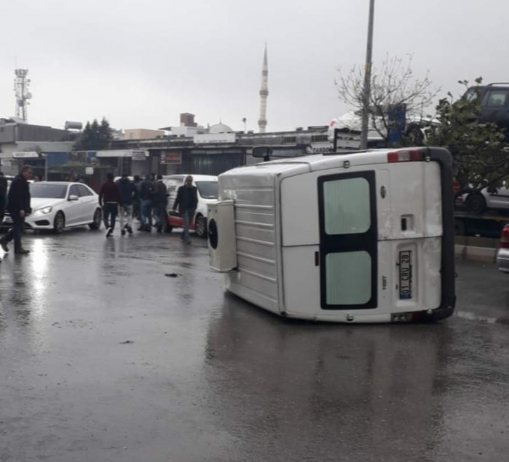 Ara Yoldan Kontrolsüz Çıkan Pikap, Minibüsü Devirdi