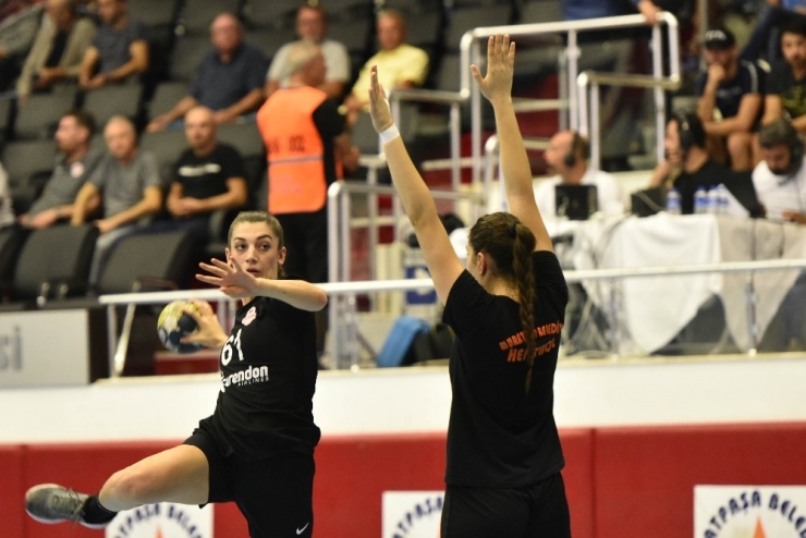 Kadın Hentbol Takımında Gençlik Başarısı