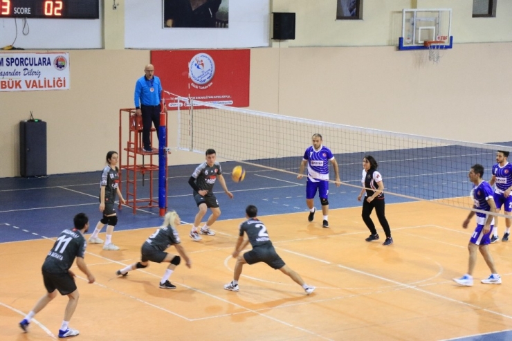 Kurumlar Arası Voleybol Turnuvası Büyük İlgi Görüyor