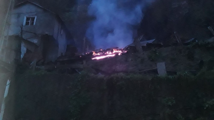 5 Kişilik Aile, Kış Vakti Çıkan Yangında Evlerini Kaybetti