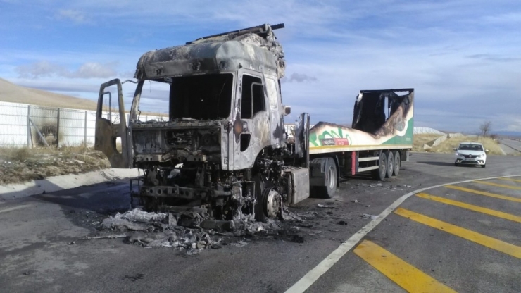 Seyir Halindeki Tır Alev Alev Yandı