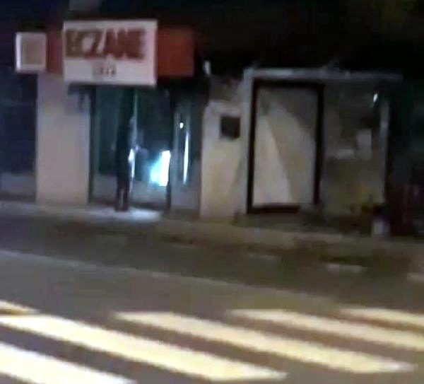 Eczanelerin Camını Kıran Saldırgan Görüntülendi