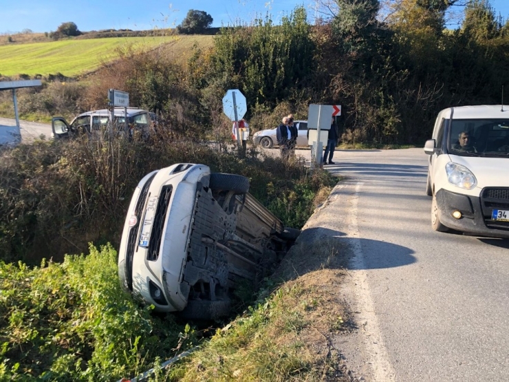 Hakimiyetini Kaybeden Araç Su Kanalına Uçtu