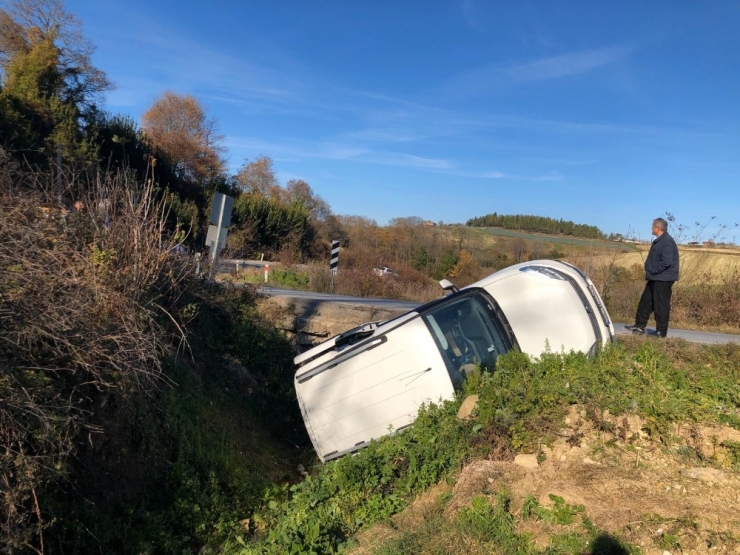 Hakimiyetini Kaybeden Araç Su Kanalına Uçtu