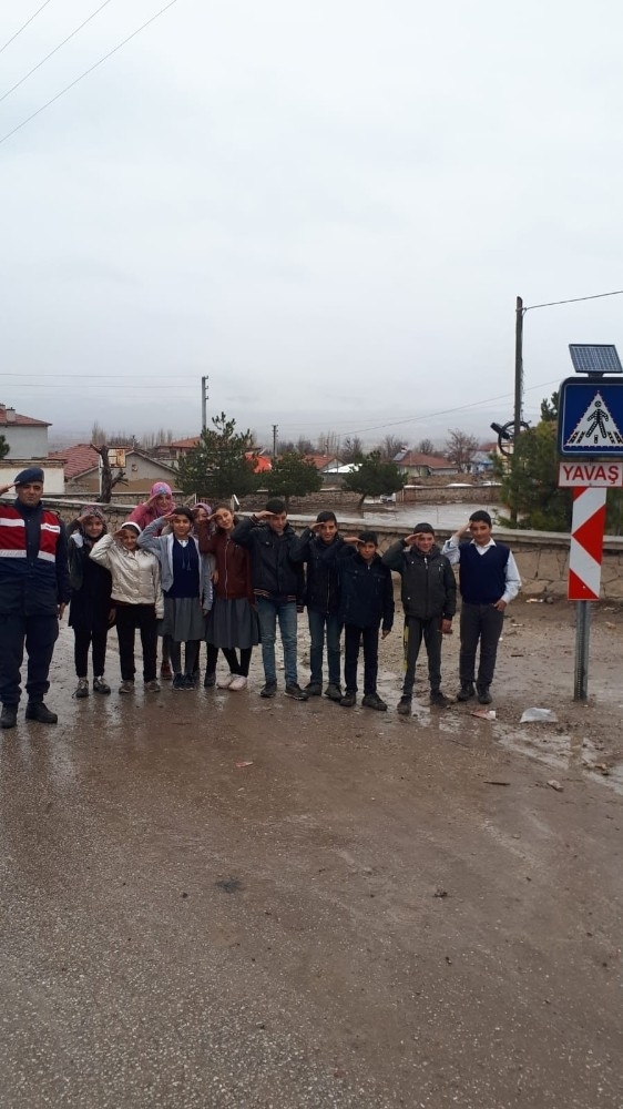 Şuhut’ta Trafik Işık Levhaları Değiştirildi