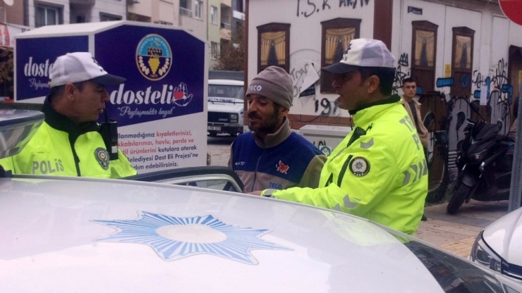 Trafik Cezası Yedi, Yolda Oturma Eylemi Yaptı