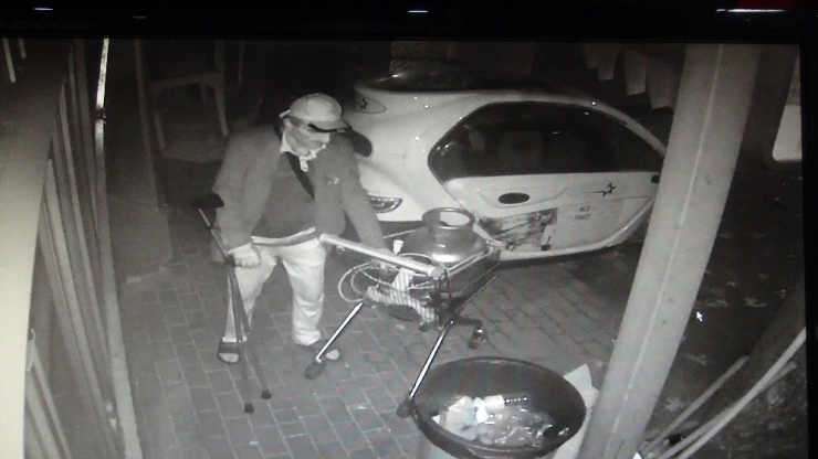 Engelli Şahıs Hırsızlık Yaparken Kameralara Yakalandı