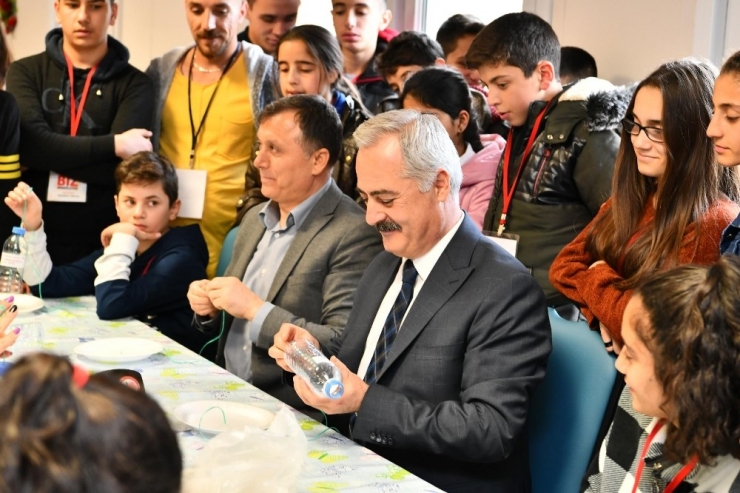 Vali Seymenoğlu, Misafir Öğrencilerle Şehitlerin İsmi Yazan Kuş Yemliği Yaptı