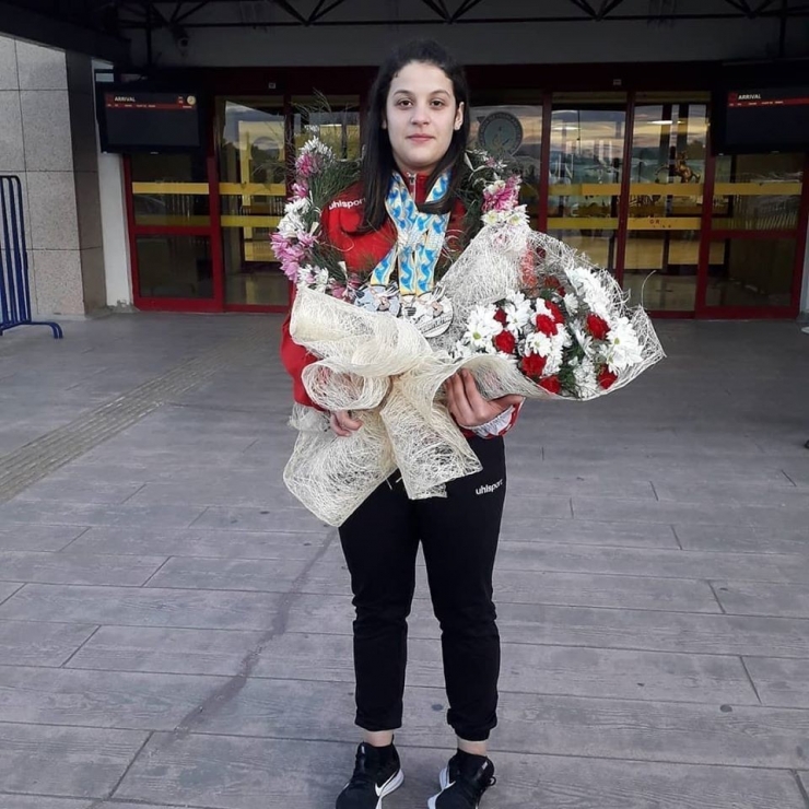 Şampiyon Esma Alper Çiçeklerle Karşılandı