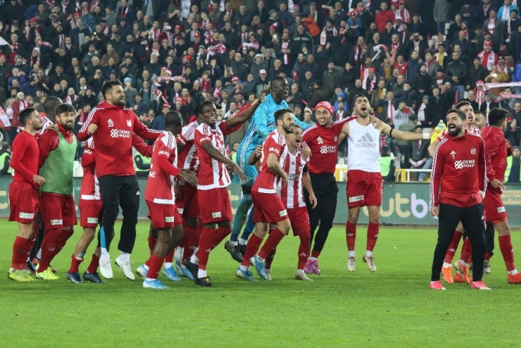 Sivasspor’dan Maç Sonu Büyük Sevinç