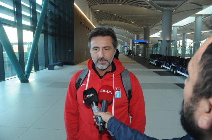 İstiklal Marşı’nı Gururla Söyleyen Buz Hokeyi Milli Takımı Yurda Döndü