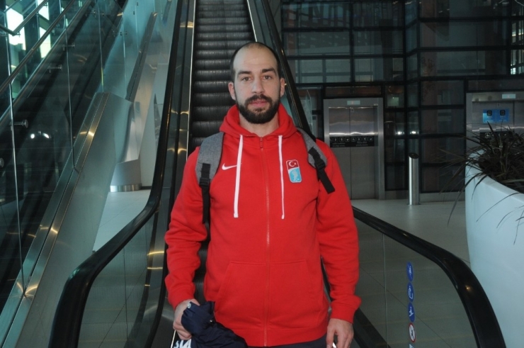 İstiklal Marşı’nı Gururla Söyleyen Buz Hokeyi Milli Takımı Yurda Döndü