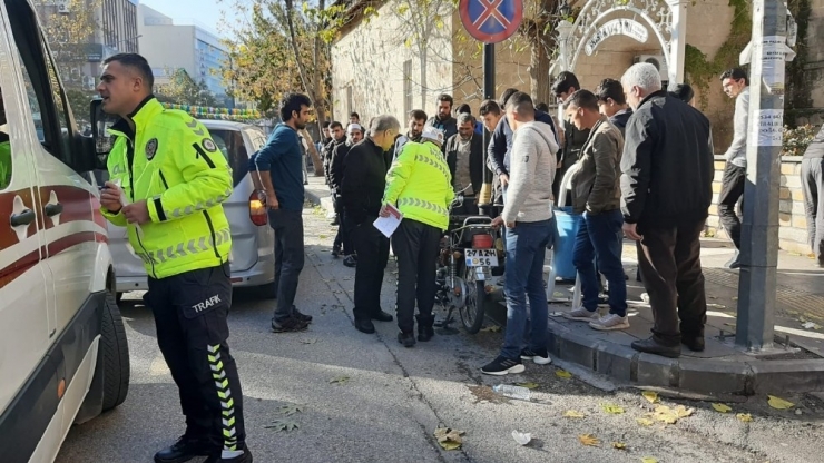 Motosiklet İle Hafif Ticari Araç Çarpıştı: 1 Yaralı