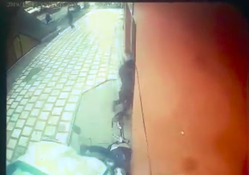 Otomobil Açıköğretim Ofisine Daldı: 1 Ölü, 2 Yaralı