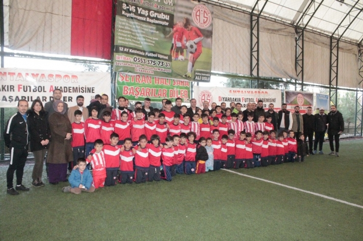 Diyarbakır’da Gençler Futbol İle Sosyalleşiyor