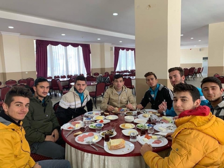 Başkan Tekin, Sporcular Ve Yöneticilerle Bir Araya Geldi