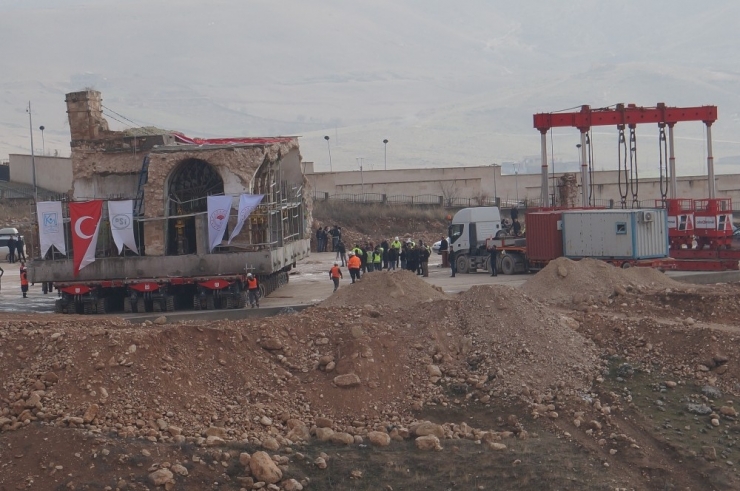 Er-rızk Camii Yeni Yerine Ulaştı