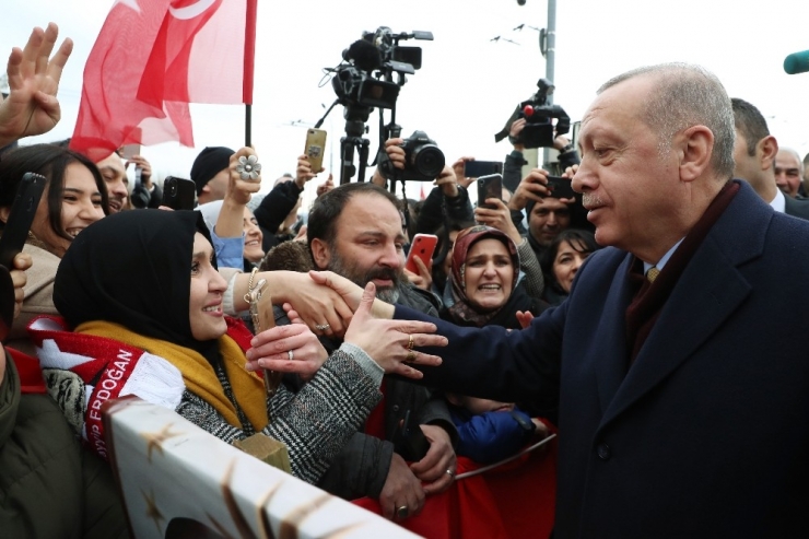 İsviçre’deki Türk Vatandaşlarından Erdoğan’a Coşkulu Karşılama