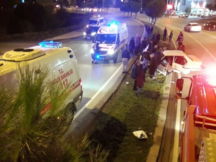 Yol Ortasındaki Refüje Giren Otomobilde 1 Kişi Yaralandı