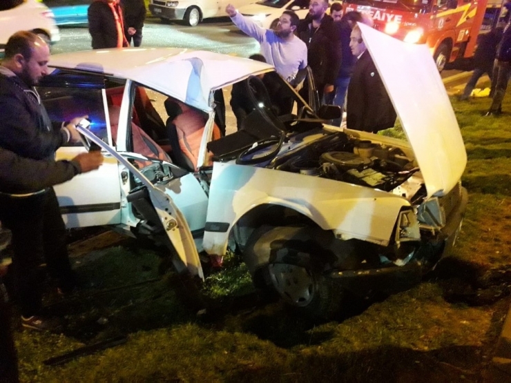 Yol Ortasındaki Refüje Giren Otomobilde 1 Kişi Yaralandı