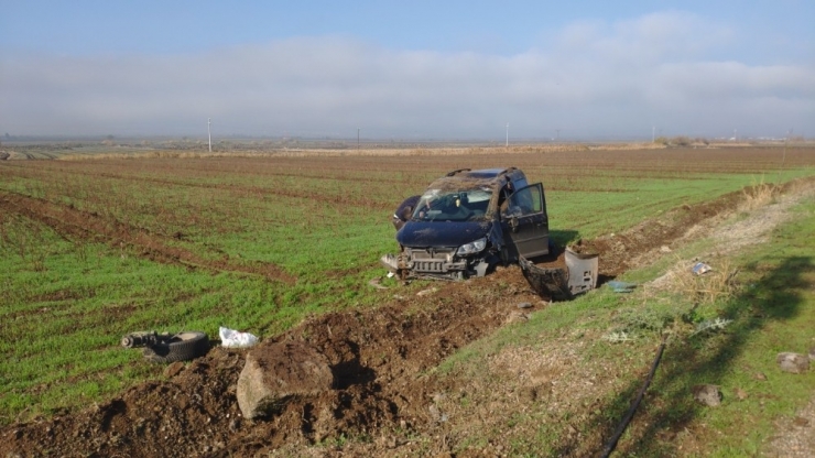 Takla Atarak Tarlaya Uçan Araçtan 3 Kişi Sağ Çıktı