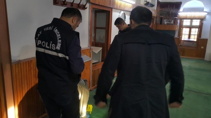 Hırsızların Hedefinde Bu Kez De 590 Yıllık Cami Vardı