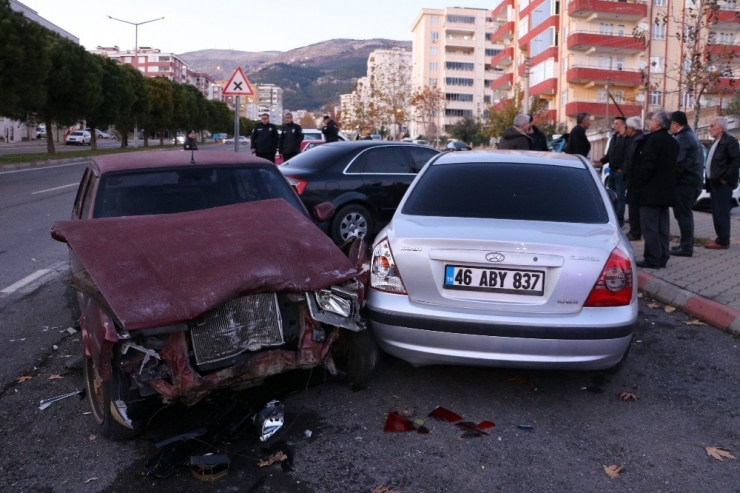 Sürücüsü Olmayan Araç 3 Otomobile Çarptı: 2 Yaralı