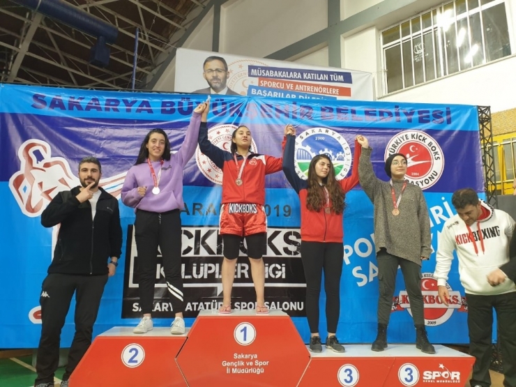 Bayanlar Kick Boks Şampiyonasında İkinci Oldu