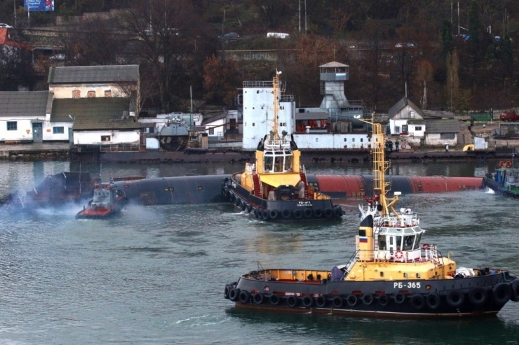 Kırım’da Su Almaya Başlayan Rus Denizaltısı Kontrollü Batırılıyor
