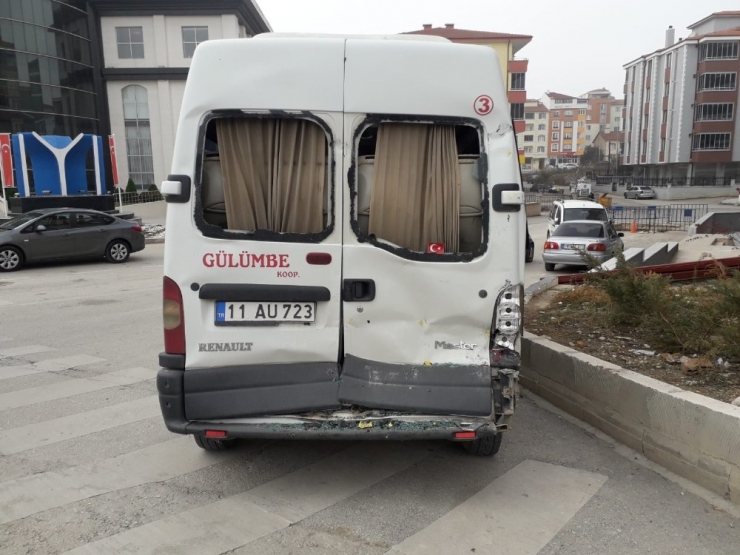 Kırmızı Işıktan Bekleyen Minibüse Arkadan Tır Çarptı; 2 Yaralı