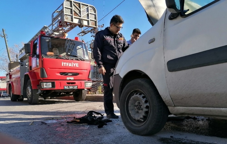 Alevlere Teslim Olan Aracı Küle Dönmekten İtfaiye Kurtardı