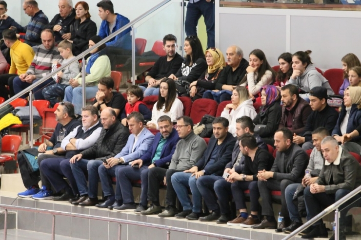 Kağıtspor Voleybol Erkek Takımı’ndan Önemli Galibiyet