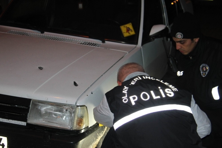 Seyir Halindeki Otomobile Kurşun Yağdırdılar