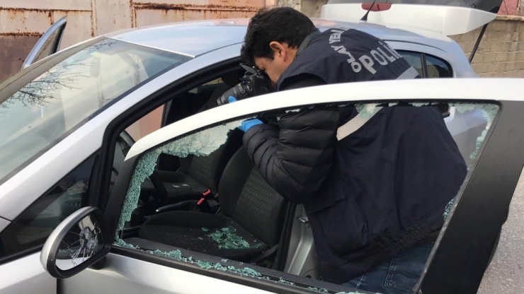 Polisten Kaçan Hırsızlık Şüphelisi Polis Aracına Çarpıp Yaya Olarak Kaçtı