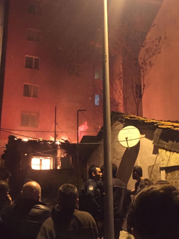Elektrikli Sobadan Çıkan Yangın Evi Küle Çevirdi