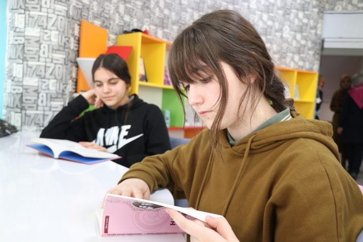 Aksaray’da Okullarda Açılan Kütüphaneler Öğrencilerin Vizyonunu Geliştiriyor