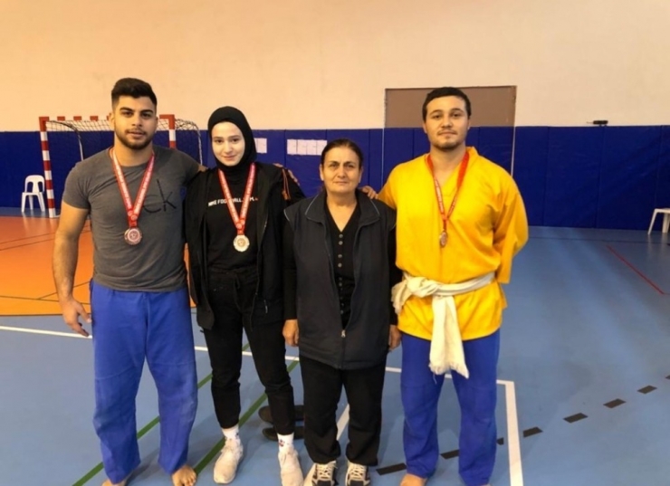 Yunusemreli Kuşak Güreşçilerinden 3 Madalya