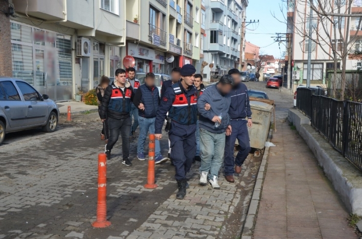 Kamyonetin İçine 26 Kaçak Sığdırdılar: 5 Tutuklama