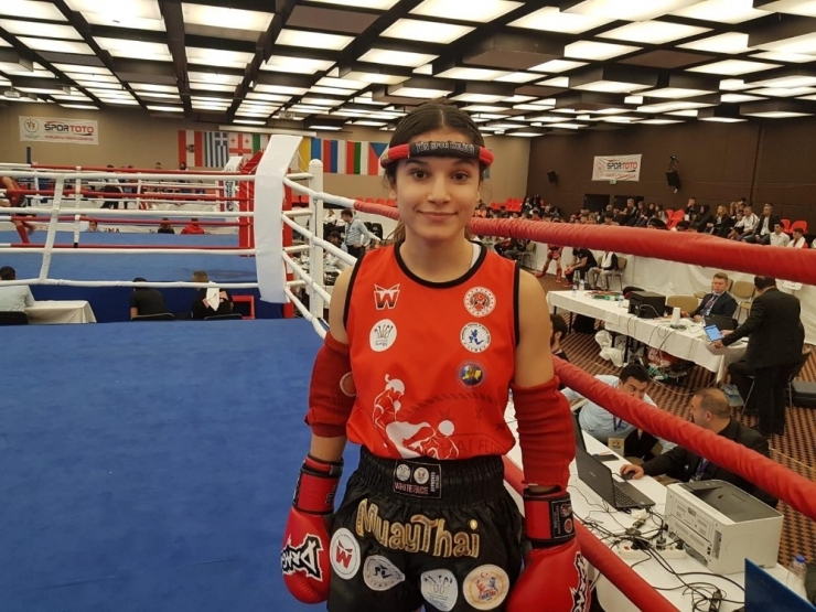 Muay Thai Sporcusu Barut, 48 Kiloda Avrupa Şampiyonu Oldu